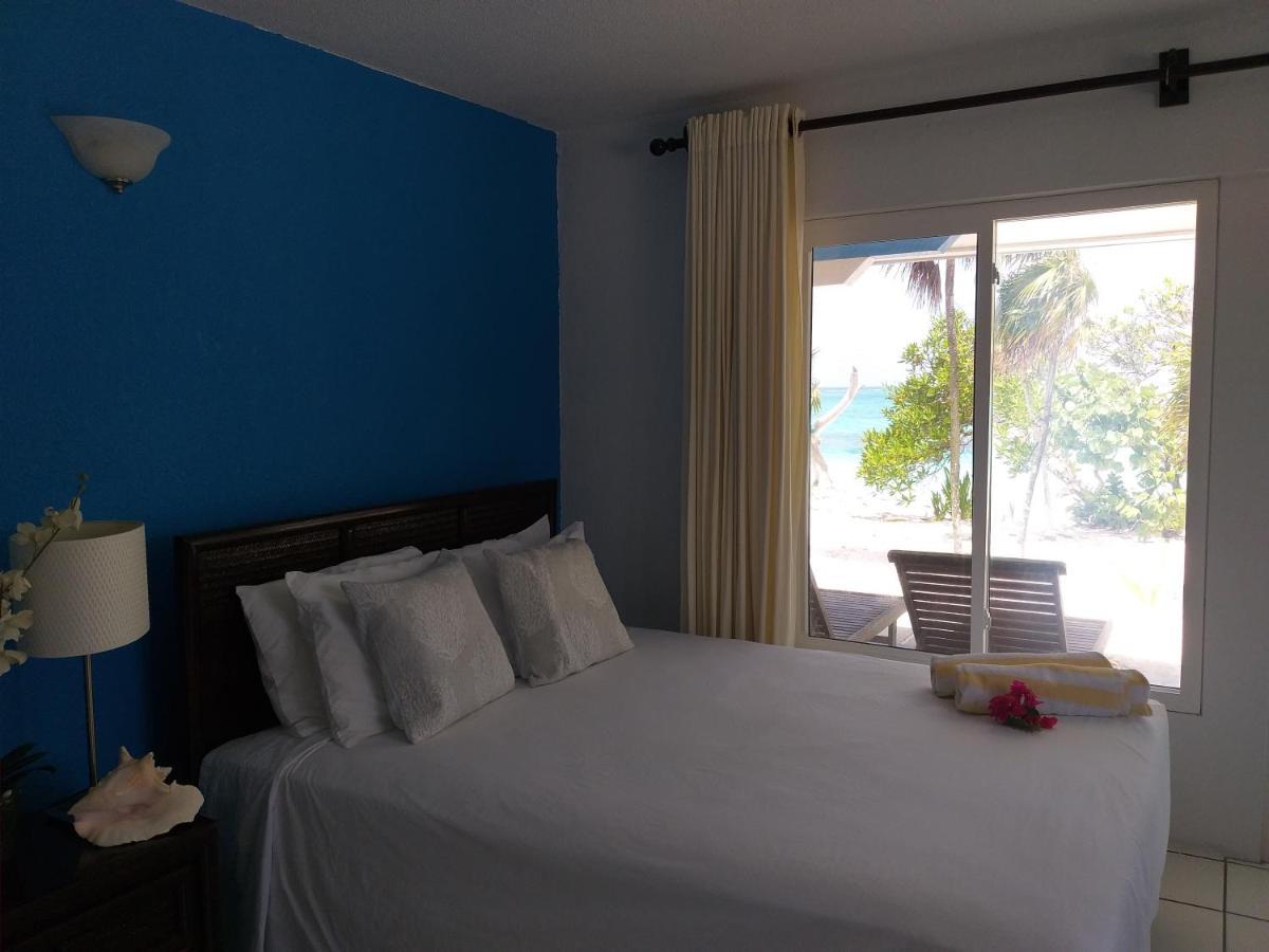 Pelican Beach Hotel Whitby Esterno foto