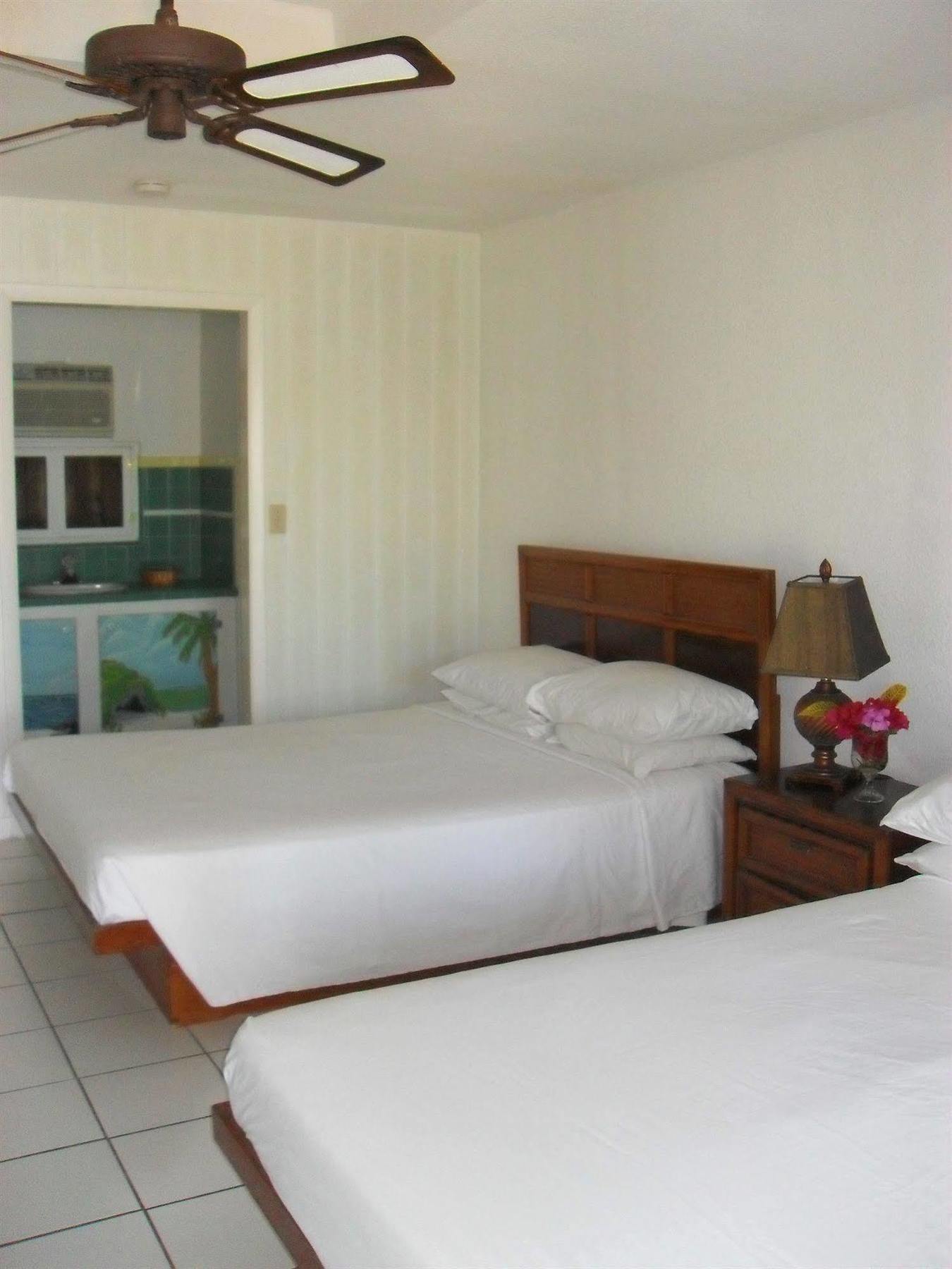 Pelican Beach Hotel Whitby Esterno foto